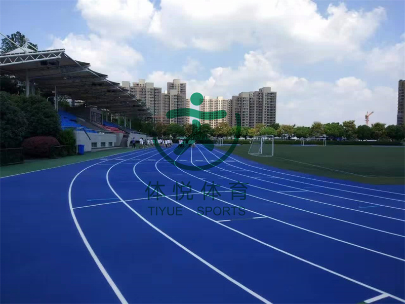 學校塑膠操場跑道與塑膠籃球場施工排水如何設計？